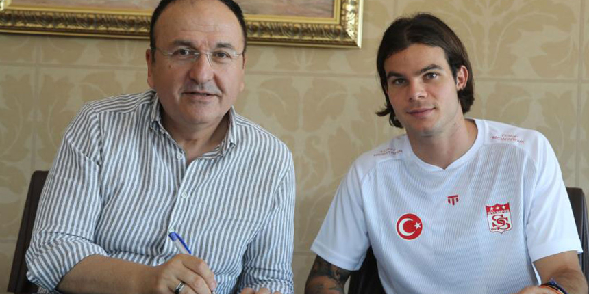 Sivasspor, orta saha oyuncusu Charilaos Charisis'i resmen kadrosuna kattı