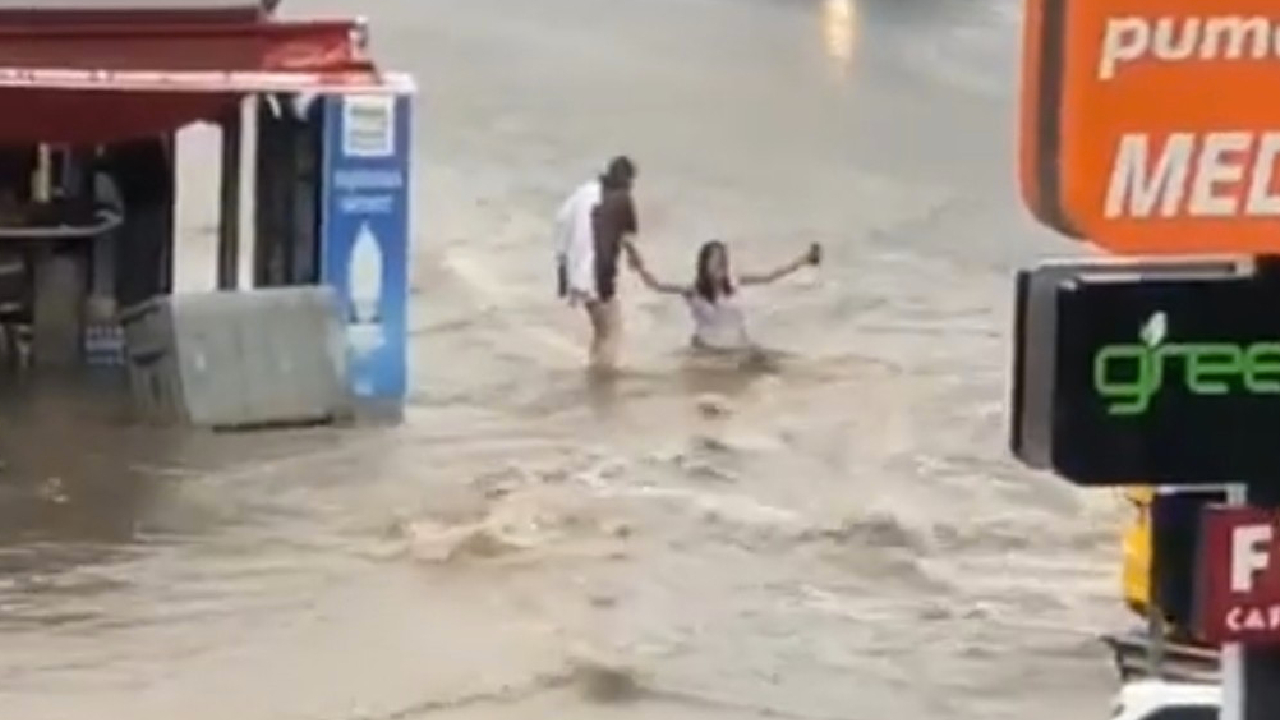 Ankara'da sel sularına kapılan genç kızı vatandaş kurtardı