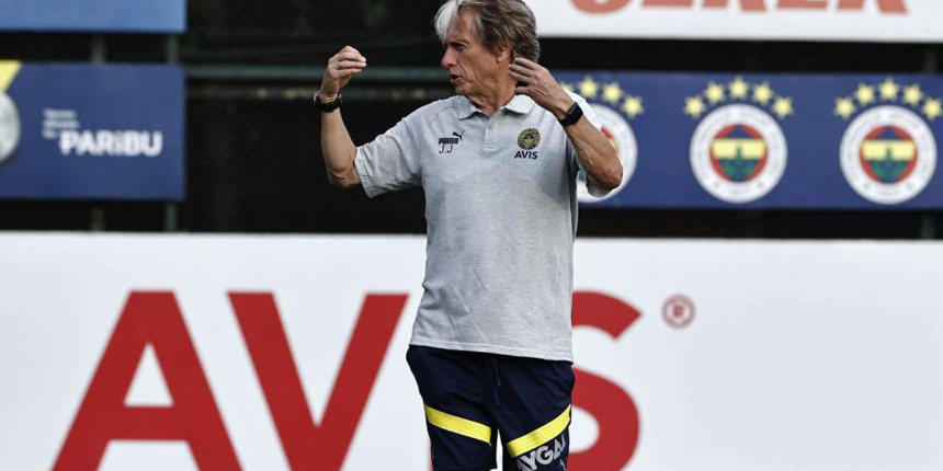 Fenerbahçe, Avusturya Wien ile oynayacağı maçların kadrosunu UEFA'ya bildirdi