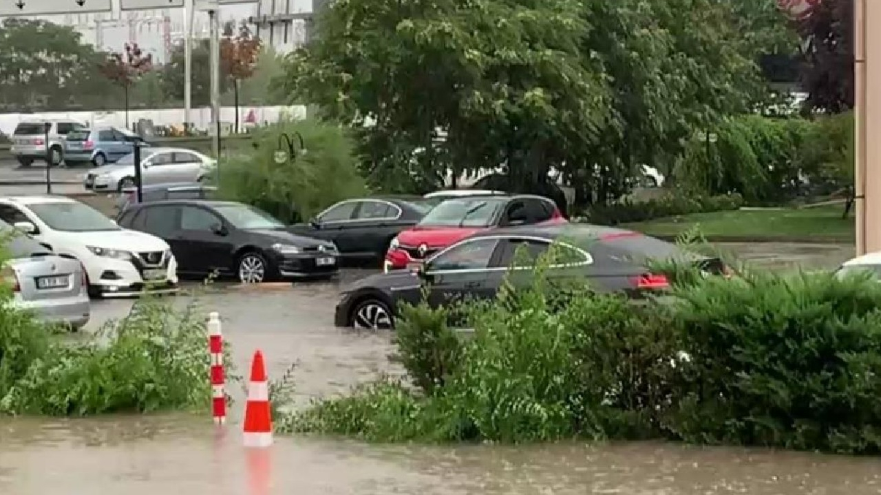 Ankara’da sağanak ve fırtına! Caddeler göle döndü, ağaçlar devrildi