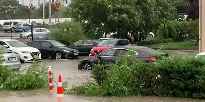 Ankara’da sağanak ve fırtına! Caddeler göle döndü, ağaçlar devrildi