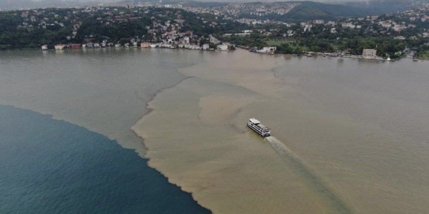 Sağanak yağış sonrasında İstanbul Boğazı'nın rengi kahverengiye dönüştü