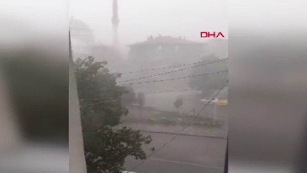 Ankara'daki Ulu Camii minaresinin yıkılma anı kamerada