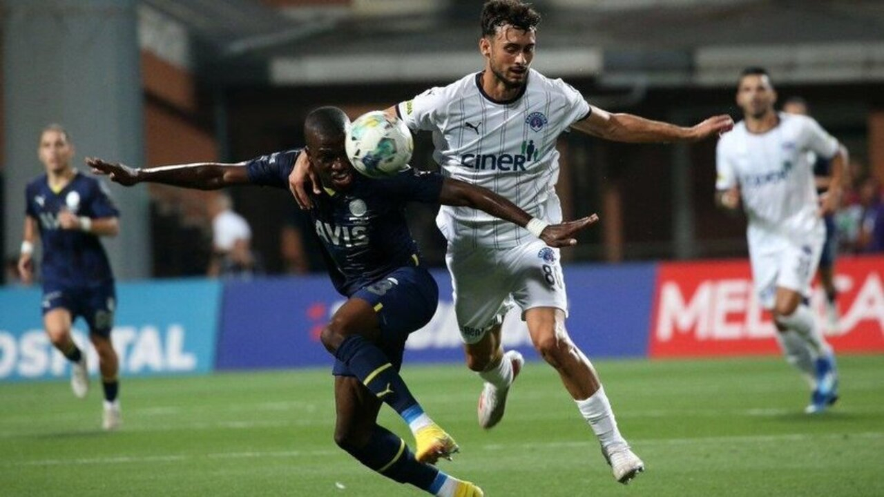 Kasımpaşa -  Fenerbahçe maçının ilk yarısında ev sahibi ekip 10 kişi kaldı