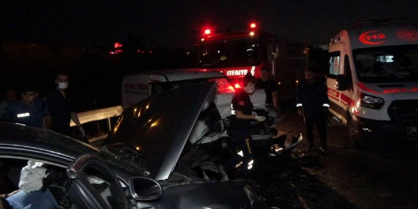 Sancaktepe’de iki araç kafa kafaya çarpıştı: 4 yaralı