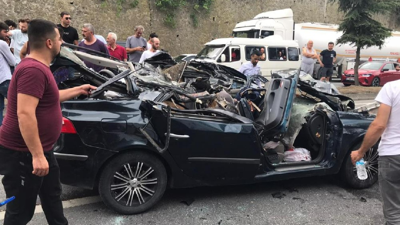 Tıra arkadan çarpan otomobilin tavanı kağıt gibi yırtıldı: Yaralılar var