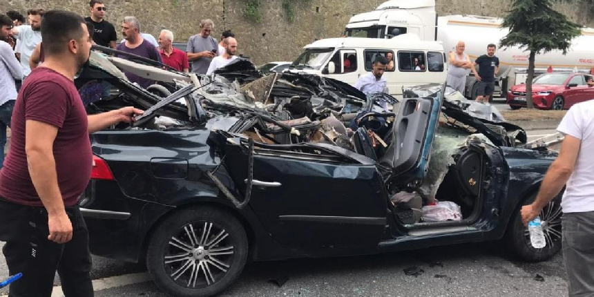 Tıra arkadan çarpan otomobilin tavanı kağıt gibi yırtıldı: Yaralılar var