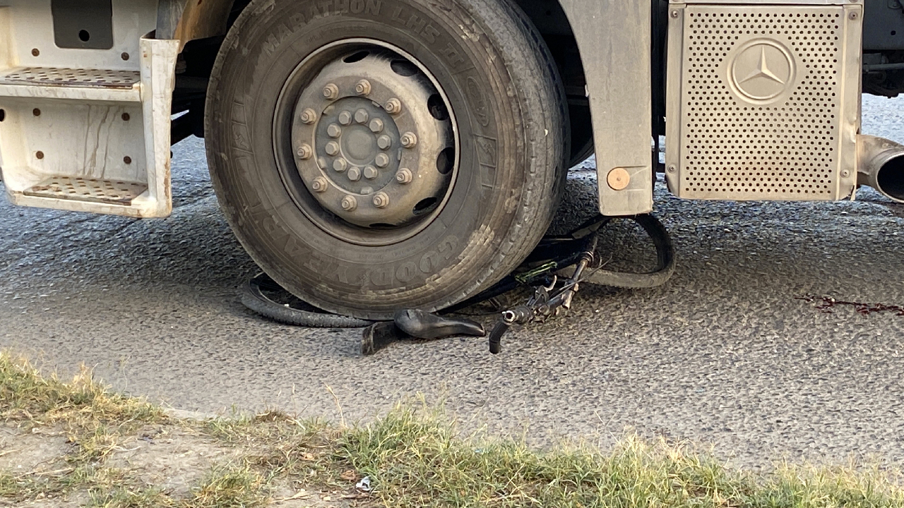 Bisiklet sürerken TIR'ın altında kalan 11 yaşındaki çocuğun bacağı koptu