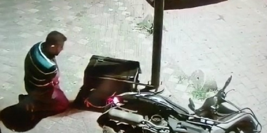 Kurye, apartmandan motosikleti çalmaya çalışan hırsızın üzerine uçtu