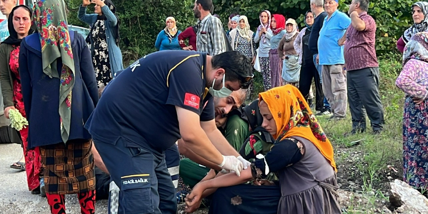 Fındık işçilerini taşıyan traktör devrildi, işçiler yola savruldu