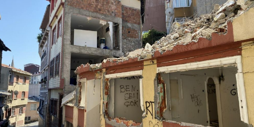 Fatih’te yıkılan binanın bitişiğindeki 3 daire duvarsız kaldı!