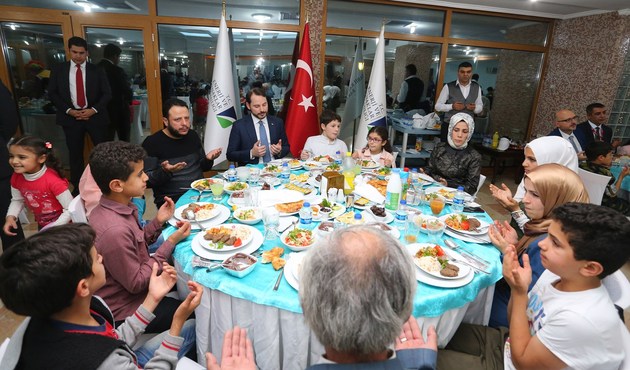 Bakan Albayrak Suriyeli yetimlerle iftar yaptı...
