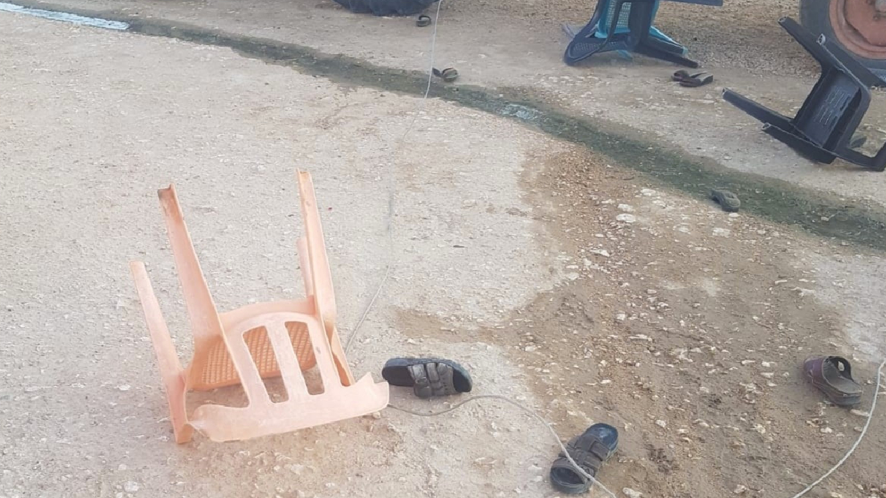 Kopan elektrik teli evin önünde oturan kadınların üzerine düştü