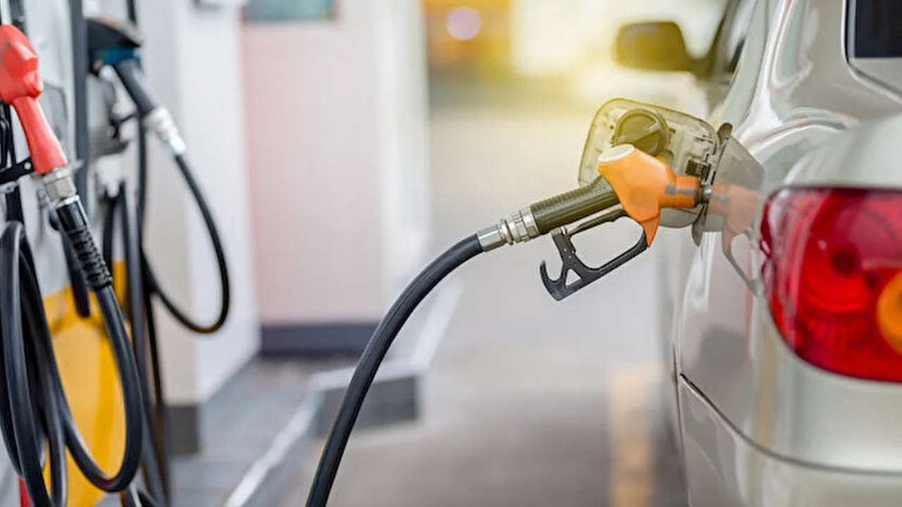Benzine 1 TL'nin üzerinde indirim! Bu gece yarısı pompaya yansıyacak