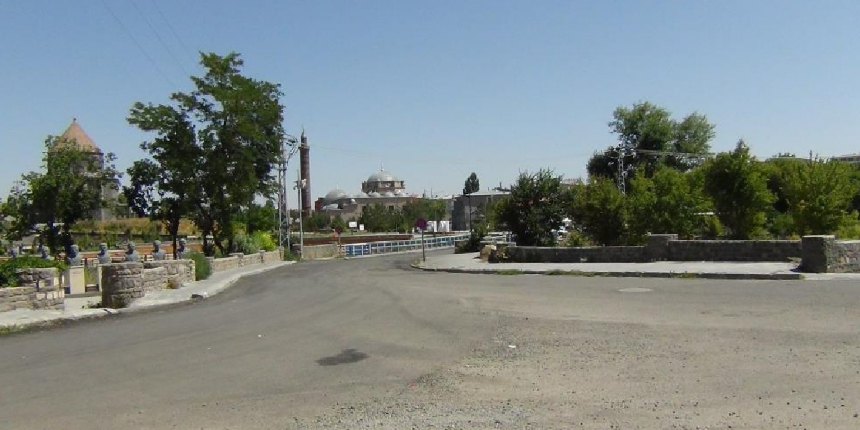 Kars’ta termometreler 35’i gördü, caddeler boş kaldı