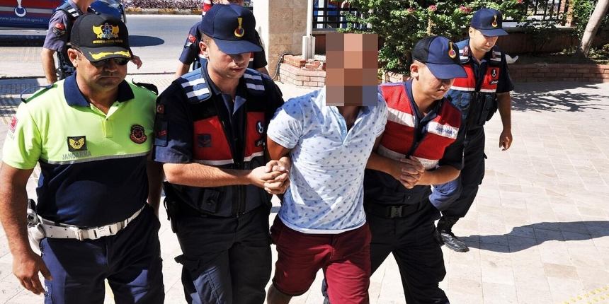Yaptığı paylaşımlara kızdı, ayrı yaşadığı 21 yaşındaki eşini av tüfeğiyle katletti