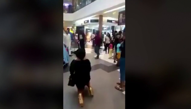 Erkek arkadaşına AVM'nin ortasında evlilik teklifi eden kadın bakın nasıl reddedildi!