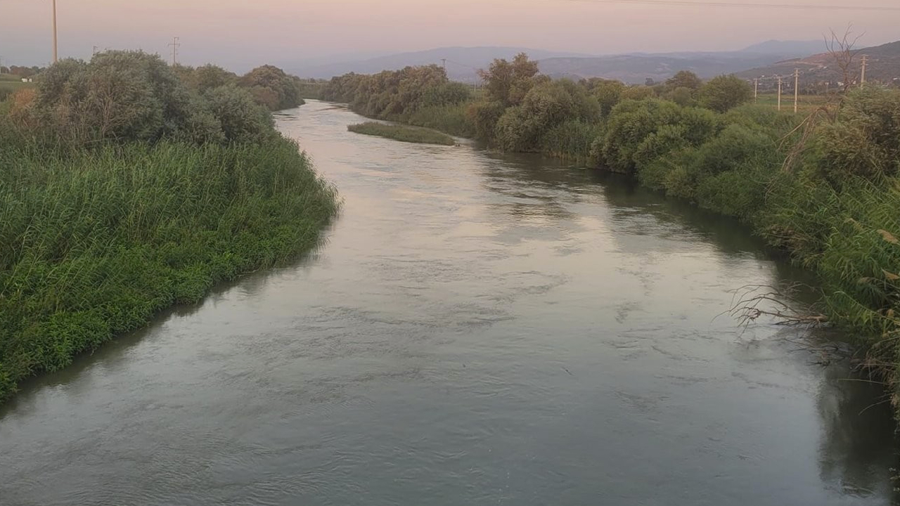 Atıyla birlikte nehre giren genç, eğer ters dönünce akıntıya kapıldı