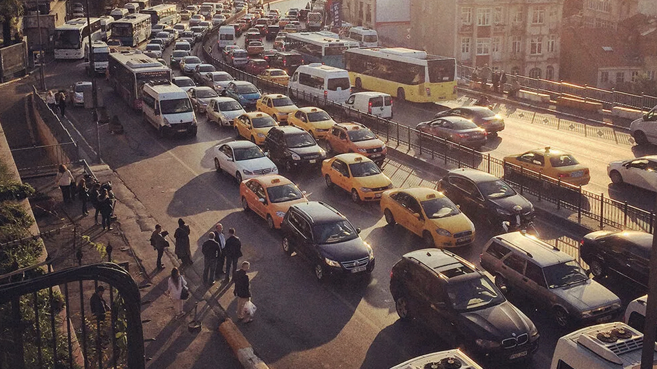 Tüm yayalar ve sürücüleri ilgilendiriyor... Trafikte kurallar değişti