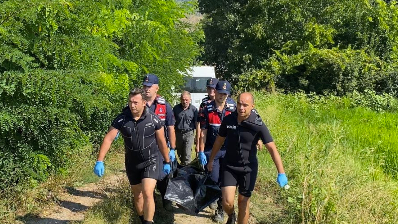 Yanmış otomobil korkunç cinayeti ortaya çıkardı