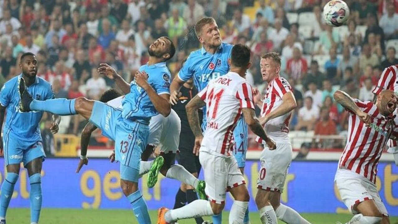 Antalyaspor - Trabzonspor maçında penaltı pozisyonu! İşte tartışılan o müdahale