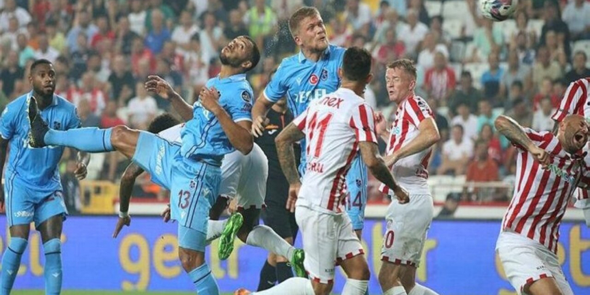 Antalyaspor - Trabzonspor maçında penaltı pozisyonu! İşte tartışılan o müdahale