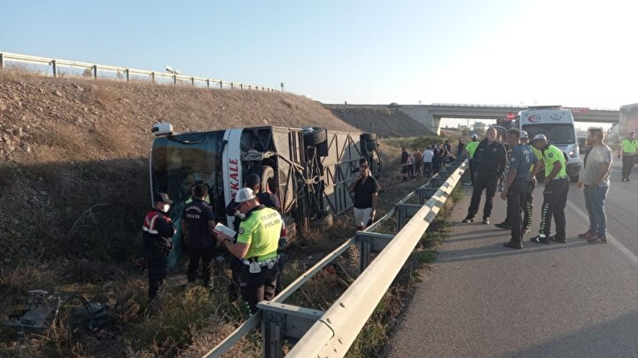 Afyonkarahisar'da asker adaylarını taşıyan otobüs devrildi: 1 kişi öldü, onlarca yaralı var!