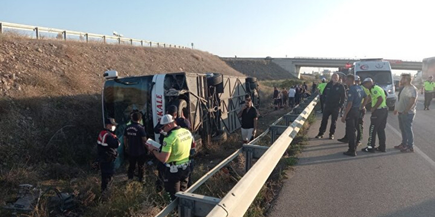 Afyonkarahisar'da asker adaylarını taşıyan otobüs devrildi: 1 kişi öldü, onlarca yaralı var!