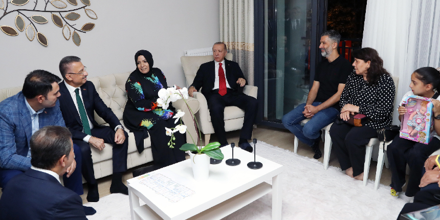 Cumhurbaşkanı Erdoğan, Esenler'de kendisini davet eden aileye misafir oldu