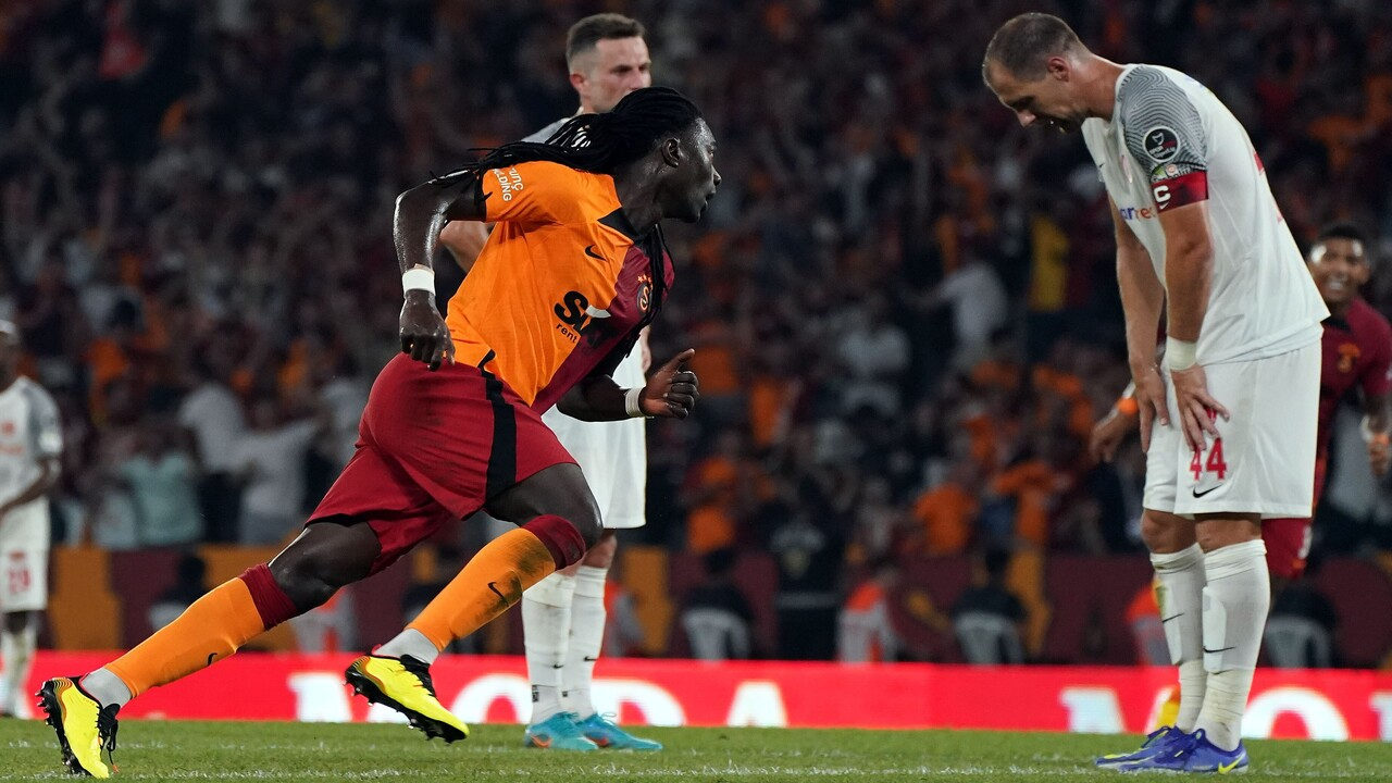 Bafetimbi Gomis durmuyor! Yine sonradan girdi yine golünü attı