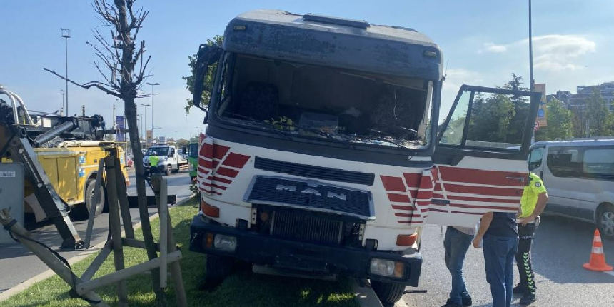 Pendik sahil yolunda korkunç kaza: Tır orta refüje çıktı