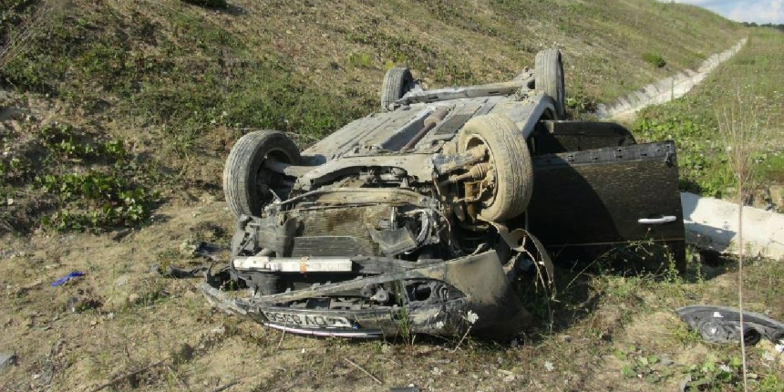 Bariyerlere çarpan otomobil 100 metreden şarampole uçtu