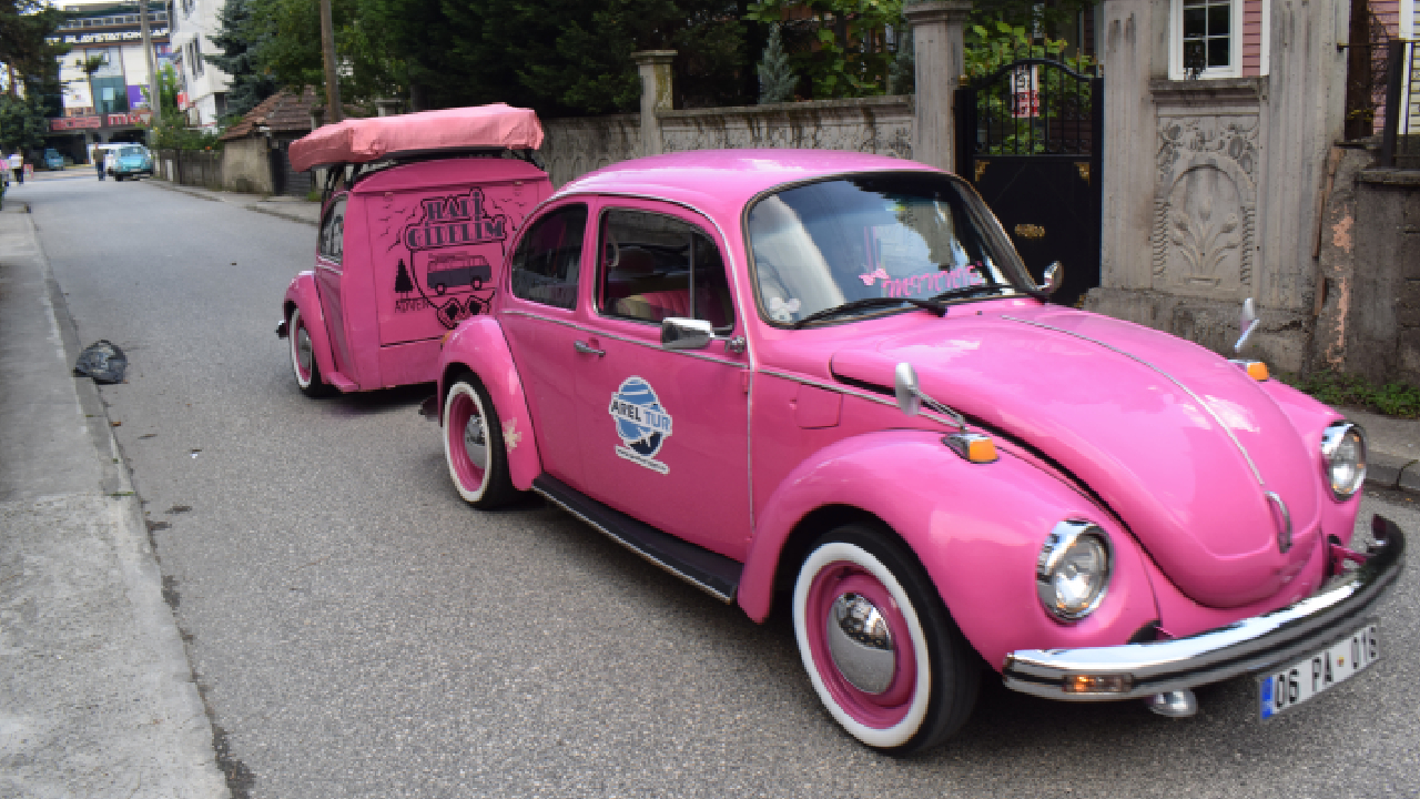 Doğa ve klasik araç tutkusu bunu da yaptırdı! Onunkisi 'Pembe Aşk'