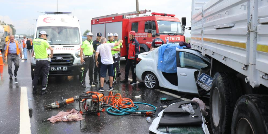Otomobil, yan dönen kamyona ok gibi saplandı: 1 ölü, 4 yaralı!