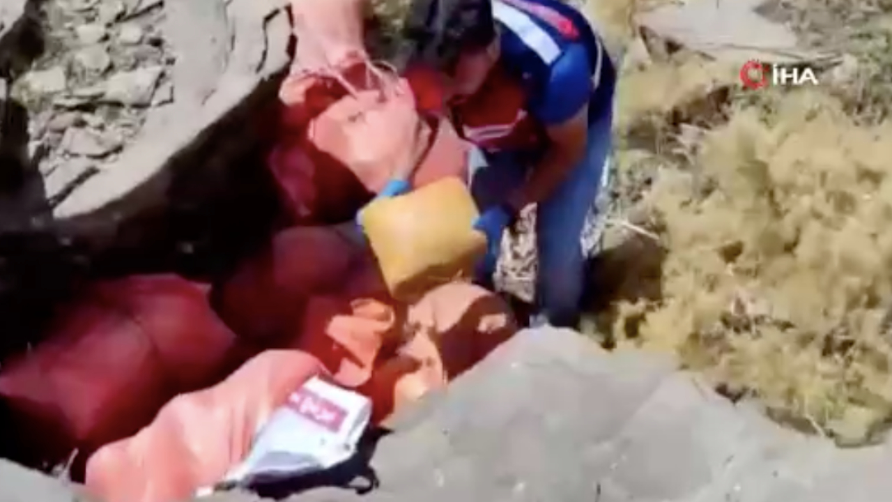 Van Başkale'de uyuşturucu tacirlerine bir operasyon daha! Kayalıklar arasında bulundu...