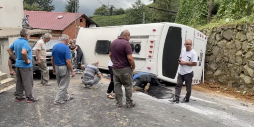 Rize'de tur otobüsü devrildi: Çok sayıda yaralı var