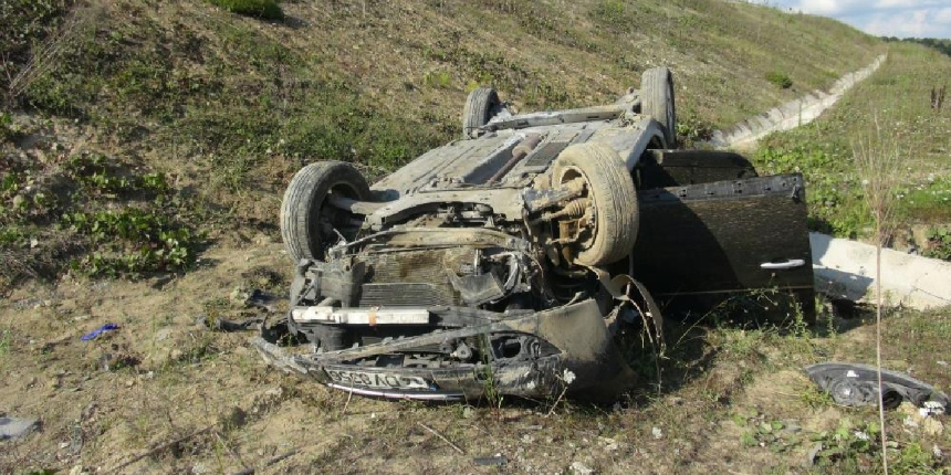 Bariyerlere çarpan otomobil 100 metreden şarampole uçtu!
