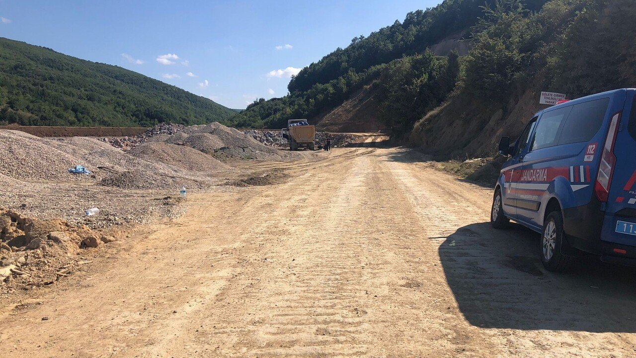 Bilecik'te facia! Kamyon şoförü çakıl taşlarının üzerine dökülmesi sonucu hayatını kaybetti