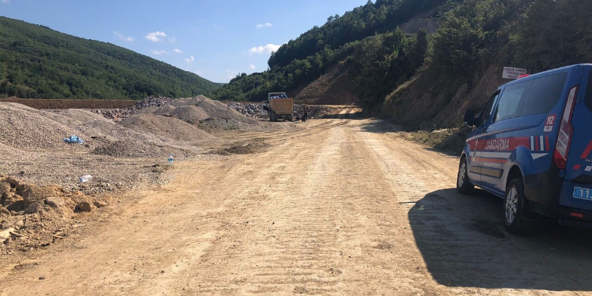 Bilecik'te facia! Kamyon şoförü çakıl taşlarının üzerine dökülmesi sonucu hayatını kaybetti