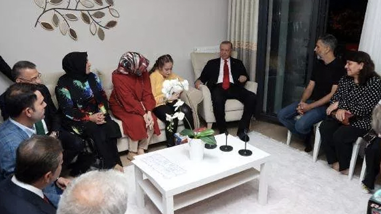 Cumhurbaşkanı Erdoğan'a misafir geldiği evde hediye etmişti: Ecemsu o şiirin hikayesini anlattı