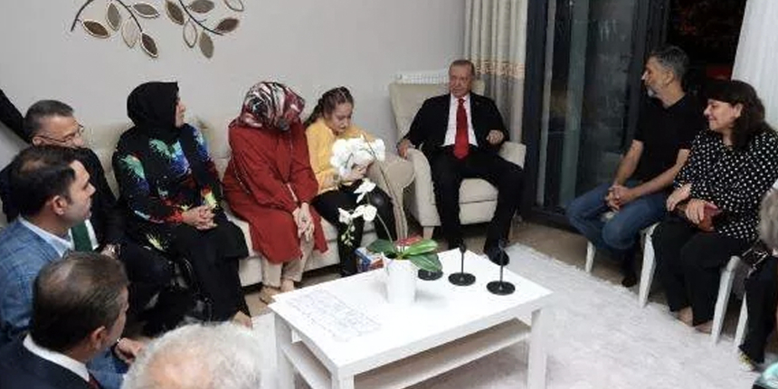 Cumhurbaşkanı Erdoğan'a misafir geldiği evde hediye etmişti: Ecemsu o şiirin hikayesini anlattı