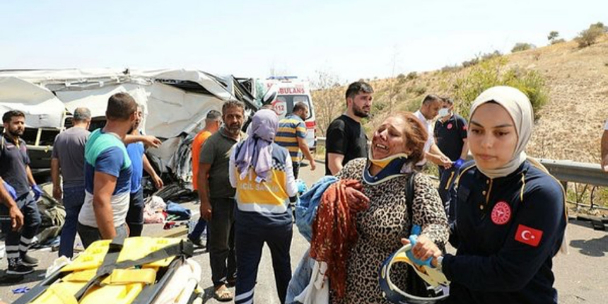 Gaziantep'te otobüs ve ambulansın karıştığı zincirleme kaza: Vali acı haberi verdi! 16 kişi öldü!