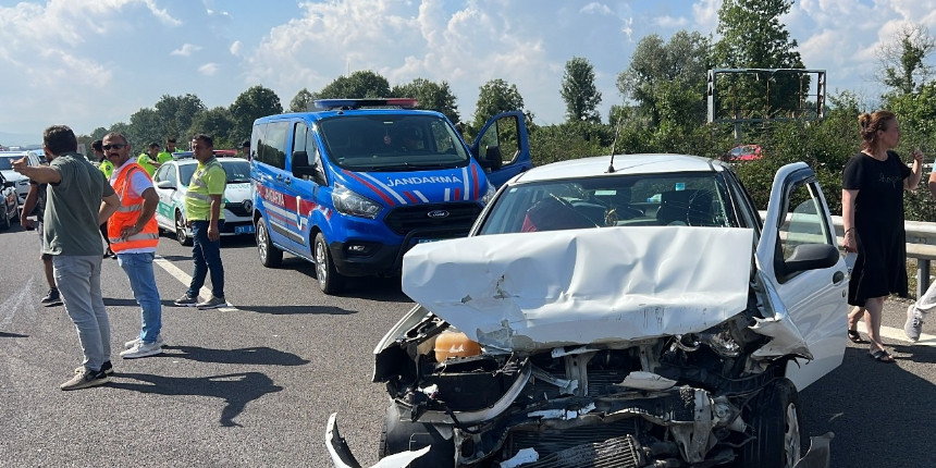 Tem otoyolunda zincirleme kaza: 7 yaralı!
