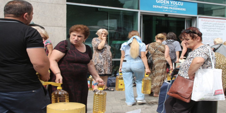 Günübirlik gelip marketlere akın ettiler: Kilo kilo yağ alıp döndüler