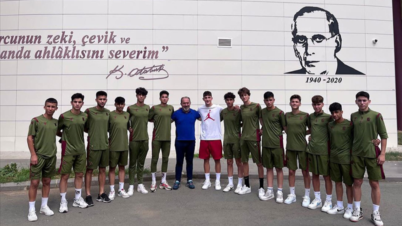 Ajax'a transfer olan Ahmetcan Kaplan, altyapıdaki futbolcularla vedalaştı