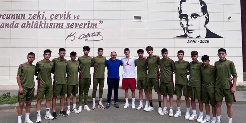 Ajax'a transfer olan Ahmetcan Kaplan, altyapıdaki futbolcularla vedalaştı