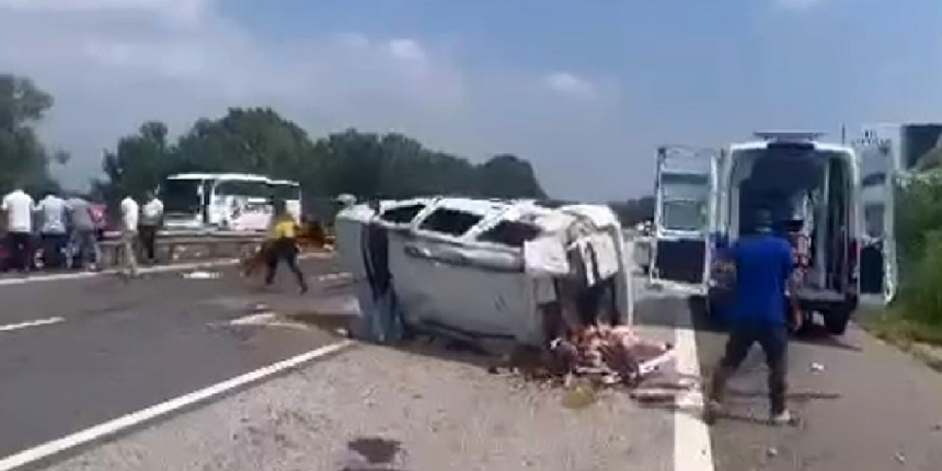 TEM'de otomobil takla attı: Yaralılar var