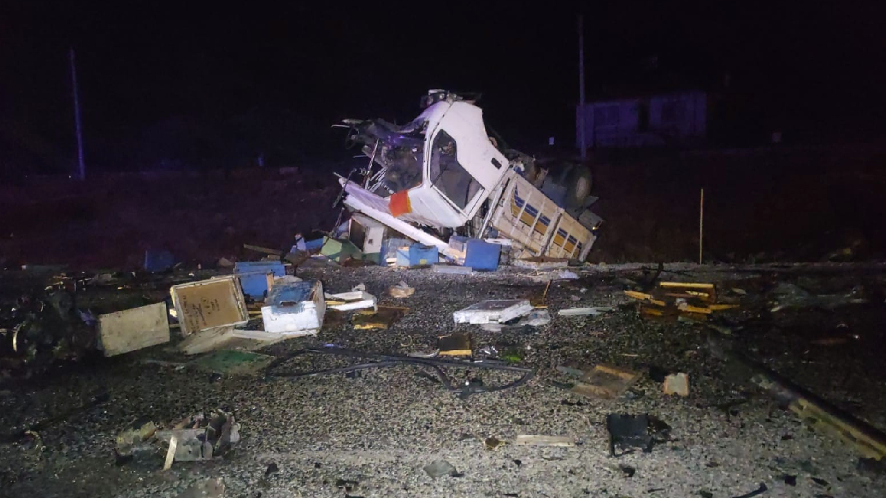 Arı kovanı yüklü kamyonla otomobil çarpıştı: 4 ölü, 3 yaralı