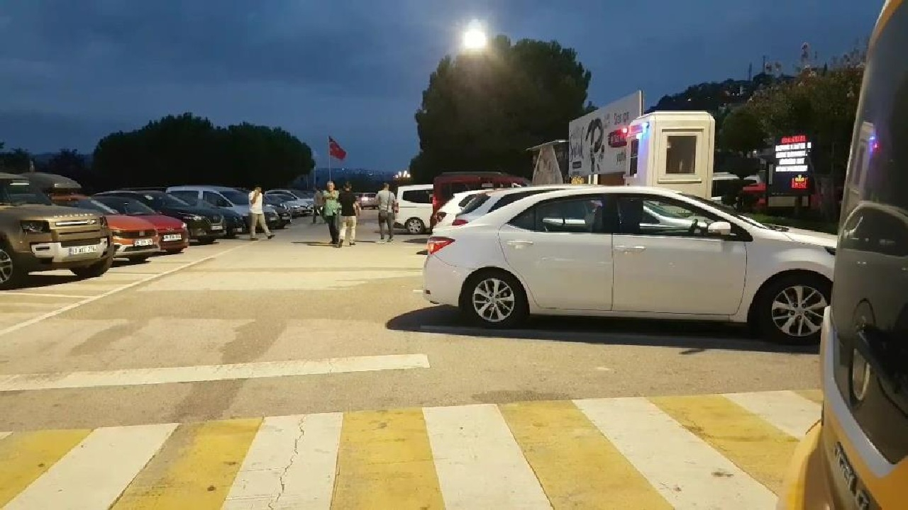 Mola verdiği dinlenme tesisinde ayağına yorgun mermi düştü!