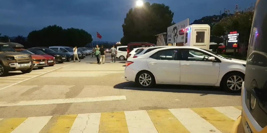 Mola verdiği dinlenme tesisinde ayağına yorgun mermi düştü!